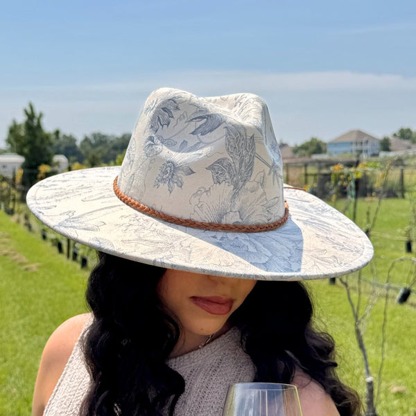 611fc05e3c4ce80992caae23_blue-chinoiserie-off-white-rancher-lifestyle-2_1759164246469.jpg