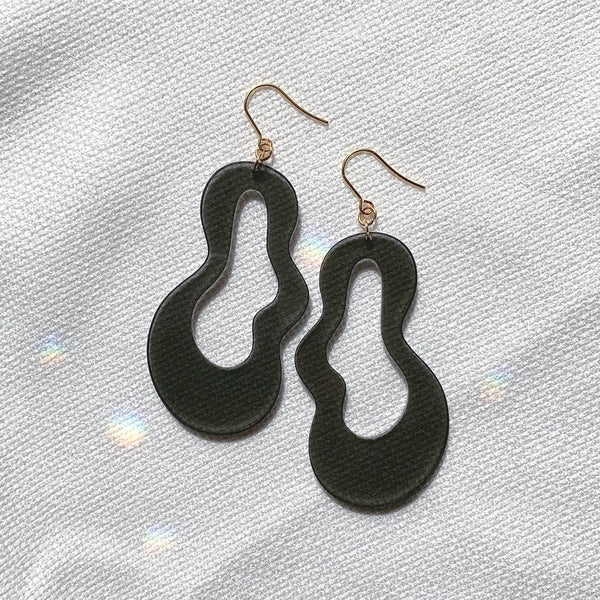 611fc05e3c4ce80992caae23_earring-blob-gray1_1758305422928.jpg