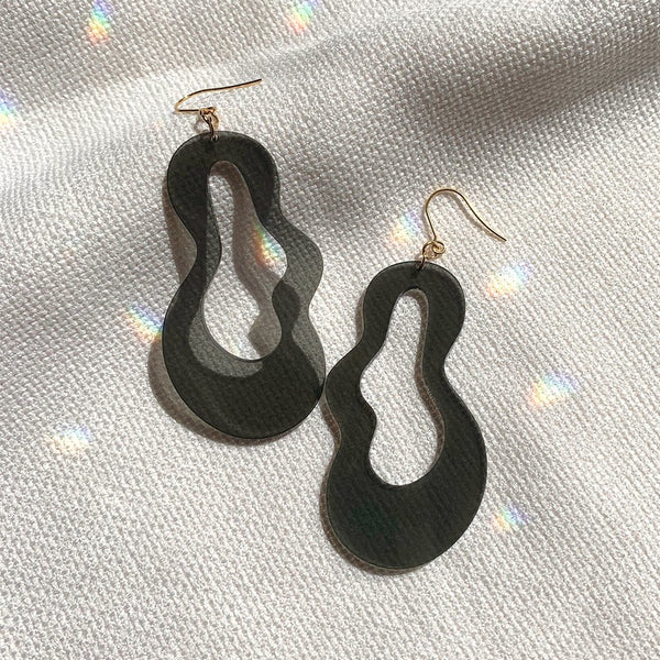 611fc05e3c4ce80992caae23_earring-blob-gray3_1758305422923.jpg