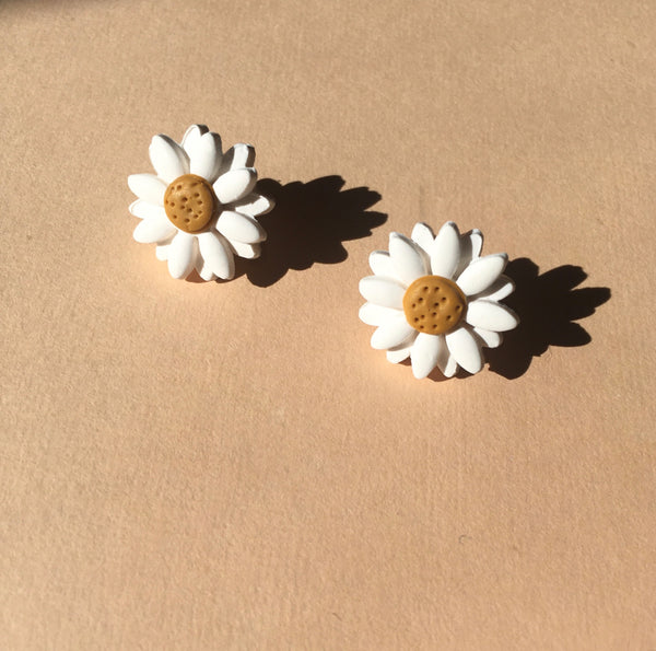 White Daisy studs - 3